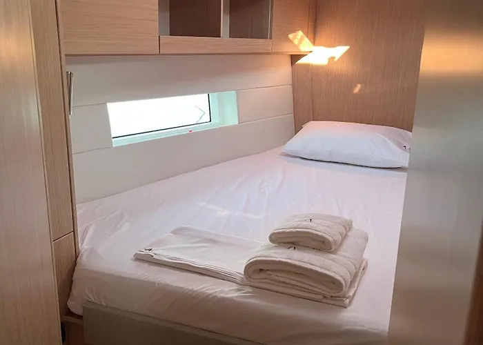 Vela Πλωτό κατάλυμα Βόλος