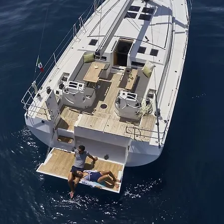 Vela ספינת מלון וולוס